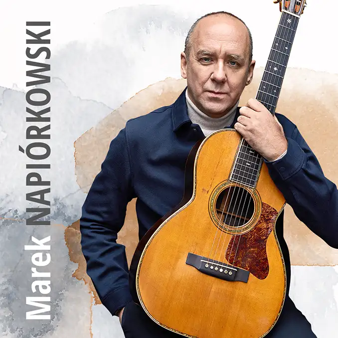 Marek Napiórkowski z gitarą